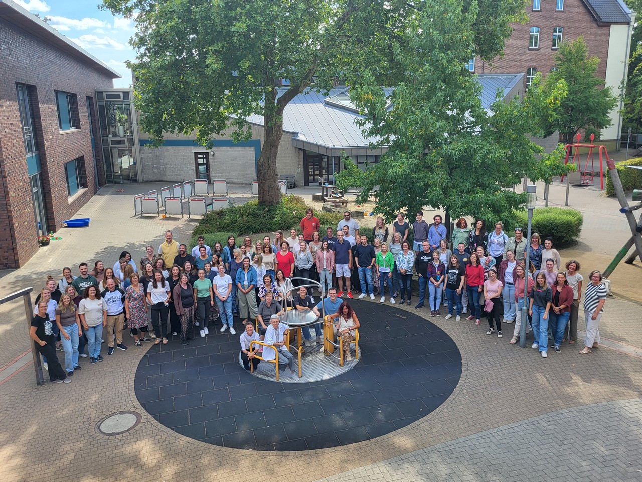 Gruppenfoto der Mitarbeitenden im Schuljahr 2025/26