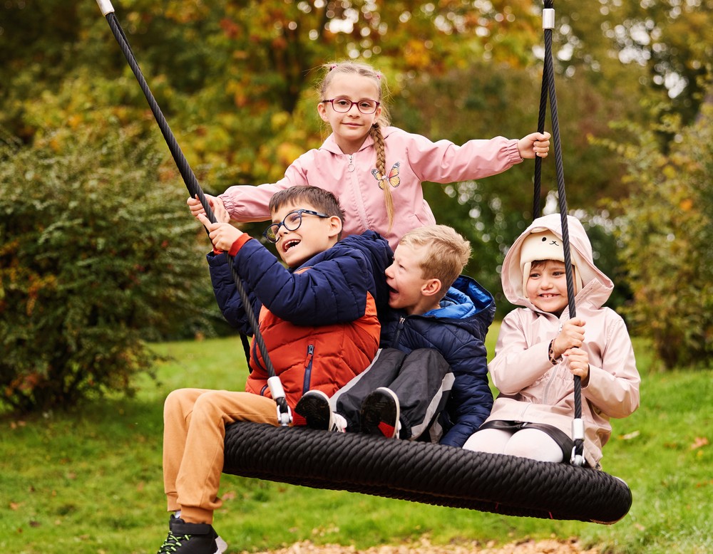 Schaukelnde Kinder