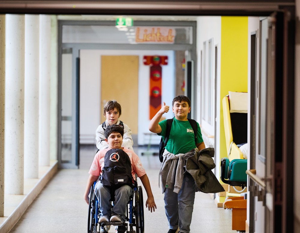 Schüler auf Flur