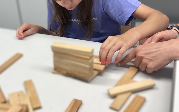 Kind baut mit Bausteinen