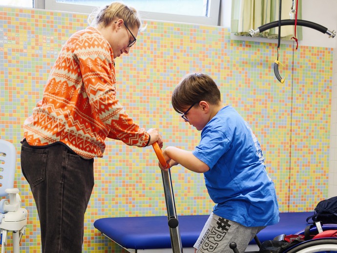 Junge in Pflegesituation